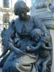 jeanne Mance sur le monument d e la Place d'Armes